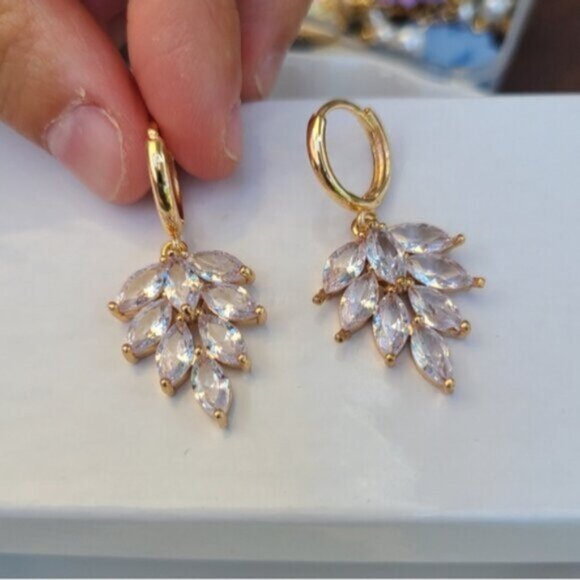 Gorgeous Gold Tone Flower Drop Crystal Dangle Earrings - Picture 7 of 10